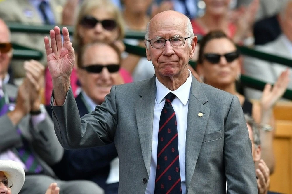 Sir Bobby Charlton là cựu cầu thủ hậu vệ đẳng cấp của Man United